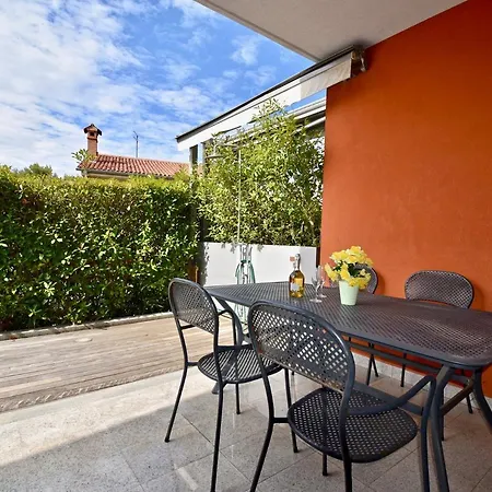 With Private Garage 150 M From The Beach 3*