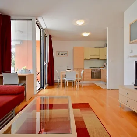 ゲストハウス With Private Garage 150 M From The Beach