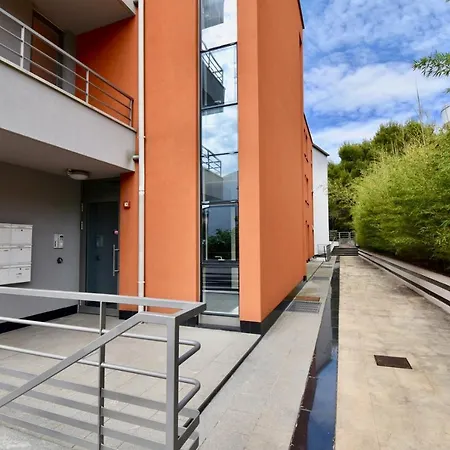 With Private Garage 150 M From The Beach 3*