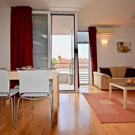 With Private Garage 150 M From The Beach プーラ