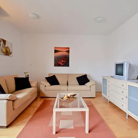 With Private Garage 150 M From The Beach 3* プーラ