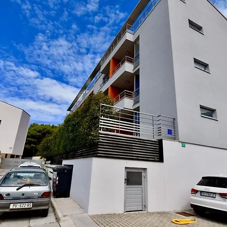 With Private Garage 150 M From The Beach