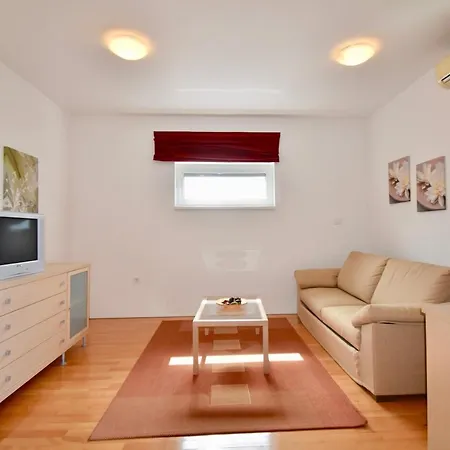 With Private Garage 150 M From The Beach 3*